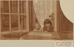 874235 Portret van kinderen die uit een raam kijken op een onbekende locatie te Utrecht.N.B. Het betreft een inzending ...